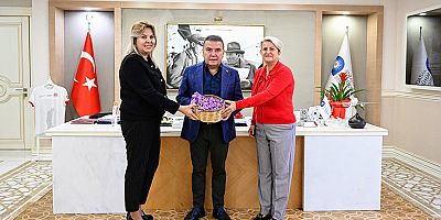 Safran soğanının ilk hasadı Başkan Böcek’e 