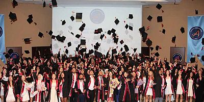 Sağlık Bilimleri Fakültesi'nde Duygulu Mezuniyet Töreni