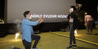 ‘Sahilde Sinema Var’ etkinliğinde sürpriz evlilik teklifi