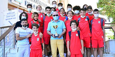 Şampiyon futbolcular Manavgat'a döndü