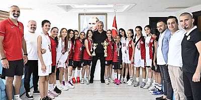Şampiyon kızlar Başkan Uysal'ı ziyaret etti