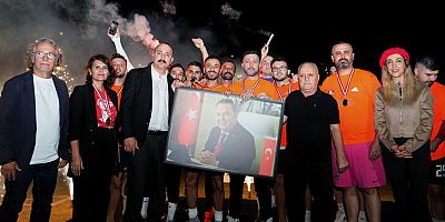 Şampiyon mahalleye kupasını Başkan Kotan verdi