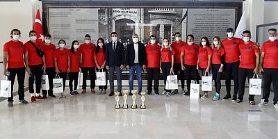 Şampiyon raftingçilerden Başkan Sözen'e ziyaret