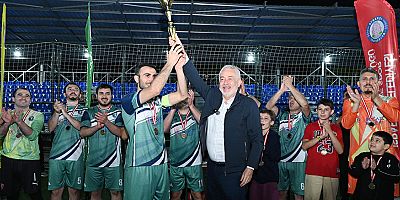 Şampiyon takımın kupasını Başkan Başdeğirmen verdi