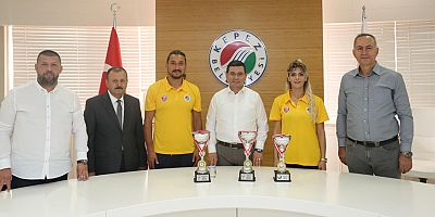 Şampiyonlar kupaları Başkan Tütüncü’ye götürdü