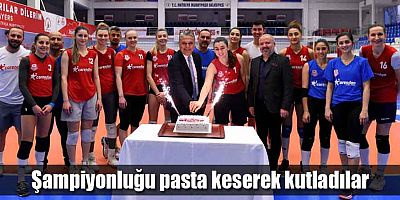 Şampiyonluğu pasta keserek kutladılar