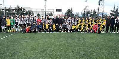 Şampiyonluk kupasını Vali Baruş ve Başkan Başdeğirmen’den aldılar