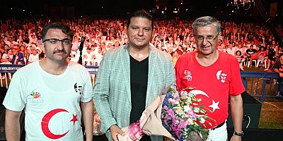 Sanatçı Kubat, Kemer'de konser verdi