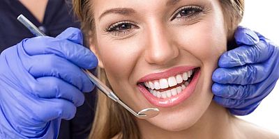 Sarı dişlerden mükemmel beyaz dişlere geçmenin 4 yolu