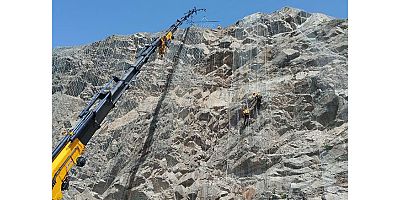 Sarp ve dik yamaçlardan oto yollara çelik koruma