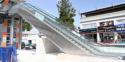 Şehir Hastanesi üst geçidindeki yürüyen merdiven faaliyete geçti