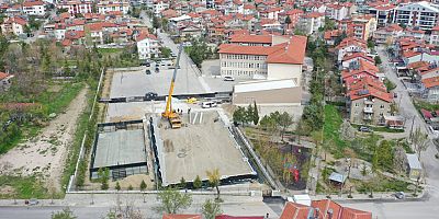 Şehit Burhan Açıkkol Ortaokulu Kapalı Spor Salonunun prefabrik kolon montajı yapıldı