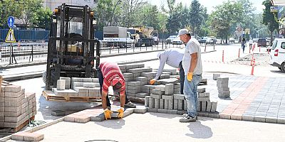 Şehrin dört bir yanında kaldırım çalışmaları yapılıyor