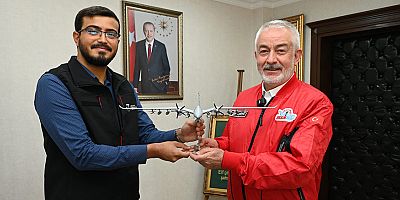 Selçuk Bayraktar’dan Başkan Başdeğirmen’e AKINCI maketi