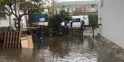 Şiddetli sağanak Kemer'de etkili oldu