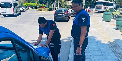 Sigara izmaritlerini yola atan vatandaşa ceza