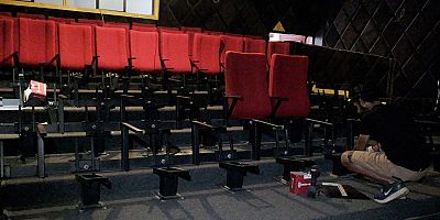 Sinema ve tiyatro salonunda koltuklar döşeniyor