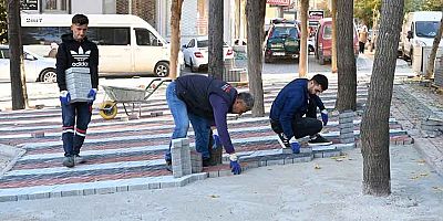 Sokak ve caddelerde kaldırımlar yenileniyor