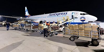 SunExpress’in Almanya’dan gelen yardımları taşıyan ilk kargo uçağı Antalya’ya ulaştı