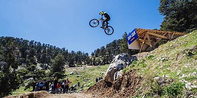 Tahtalı Dağı’nın karlı zirvesinden Akdeniz’in mavi sularına