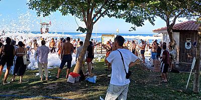 Tatilciler köpük partisinde eğlendi