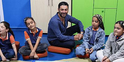 TEGV Gönüllü Elçisi oyuncu Ozan Akbaba, TEGV Mardin Midyat Öğrenim Birimi’nde çocuklarla buluştu