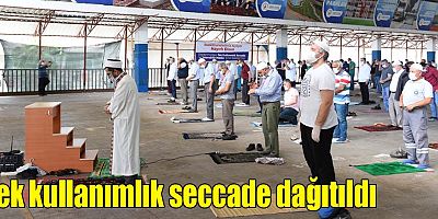 Tek kullanımlık seccade dağıtıldı