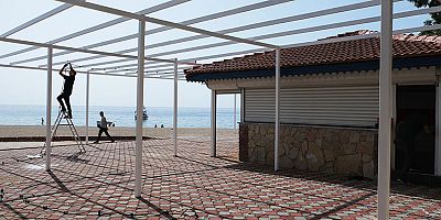 Tekirova sahiline yapılan kafede çalışmalar sürüyor