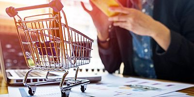 Ticaret satış hacmi yıllık %4,5 azaldı, perakende satış hacmi yıllık %11,8 arttı