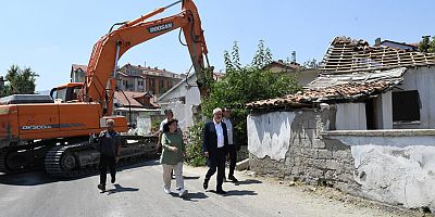 Trafiği rahatlatmak için yol üzerindeki evlerin yıkımları devam ediyor