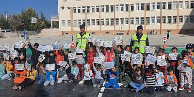Trafik jandarmasından öğrencilere trafik farkındalık eğitimi