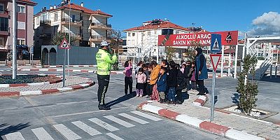 Trafikte Eğitim Çocuklukta Başlar Sloganı ile Trafik Bilgilendirme Eğitimleri Devam Ediyor