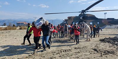 TSK’nın tahsis ettiği helikopterlerle yardım ulaştırılıyor
