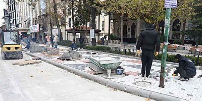 Tuhafiyeciler Sitesi ve Kavaklı Camii önündeki kaldırım yenileniyor