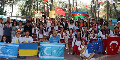 Türk Dünyası Ukrayna'nın Bayrak ve Bağımsızlık Günü'ne renk kattı