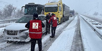 Türk Kızılay aşırı kar yağışı nedeniyle yolda kalan vatandaşları yalnız bırakmadı