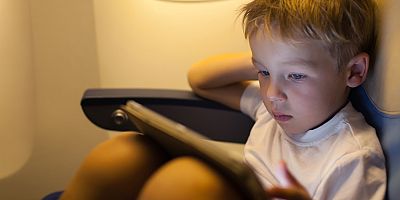 Türkiye’de ebeveynlerin %91’i seyahatlerde çocuklarını cihazlarla eğlendiriyor