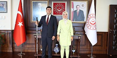 Türkiye'nin ilk görme engelli hakim yardımcısı görevine başladı