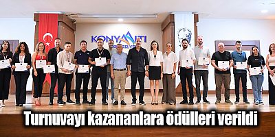 Turnuvayı kazananlara ödülleri verildi