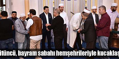 Tütüncü, bayram sabahı hemşehrileriyle kucaklaştı