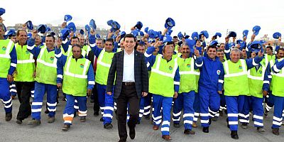 Tütüncü’den belediye işçilerine bayram ikramiyesi  