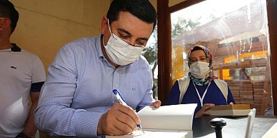 Tütüncü’den Cemil Meriç Kitaplığı’na kitap bağışı