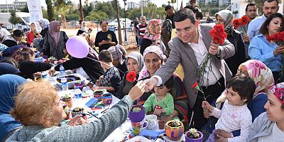 Tütüncü’den depremzede kadınlara ‘8 Mart’ karanfili