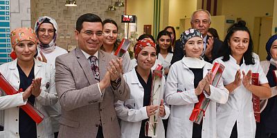 Tütüncü’den diş hekimlerine karanfilli kutlama