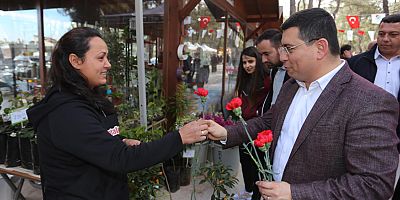Tütüncü'den kadınlara kırmızı karanfil