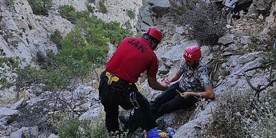 Uçurum kenarında mahsur kalan kişi kurtarıldı