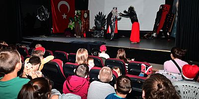 Ukraynalı çocuklara tiyatro gösterisi