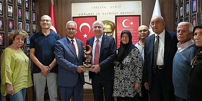 Ümit Özdağ Antalya Şehit Aileleri ve Gaziler Derneği'ni ziyaret etti