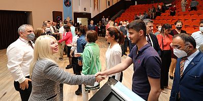 Üniversitede bayramlaşma sevinci