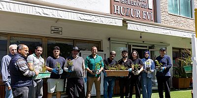 Üniversiteli gençler huzurevi sakinleriyle bahçe düzenledi